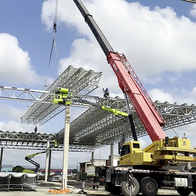 Montagem da cobertura metálica com guindaste e plataforma elevatória