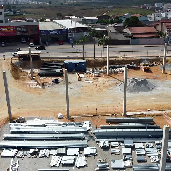 Vista aérea do canteiro com pilares pré-moldados e treliças